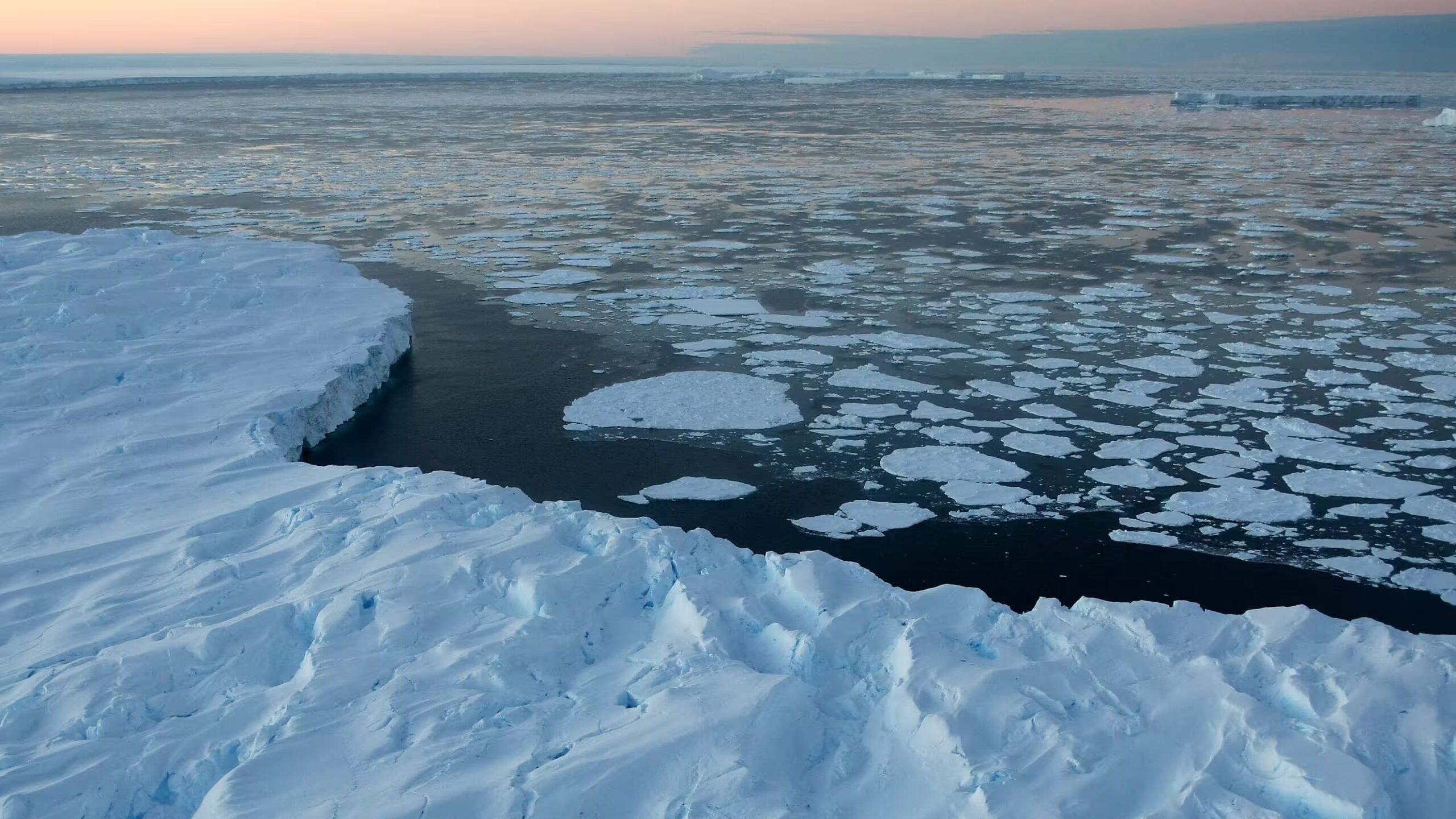 L’Antarctique fond-il de manière irréversible ?