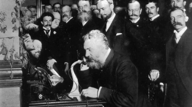 10 mars 1876 : Graham Bell et son assistant ont ce que l’on considère être la première conversation téléphonique de l'histoire