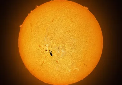 Photographie réalisée par Andrew McCarthy de Gabriel C. Brown sautant en parachute aligné au Soleil