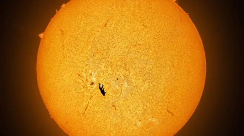 Photographie réalisée par Andrew McCarthy de Gabriel C. Brown sautant en parachute aligné au Soleil